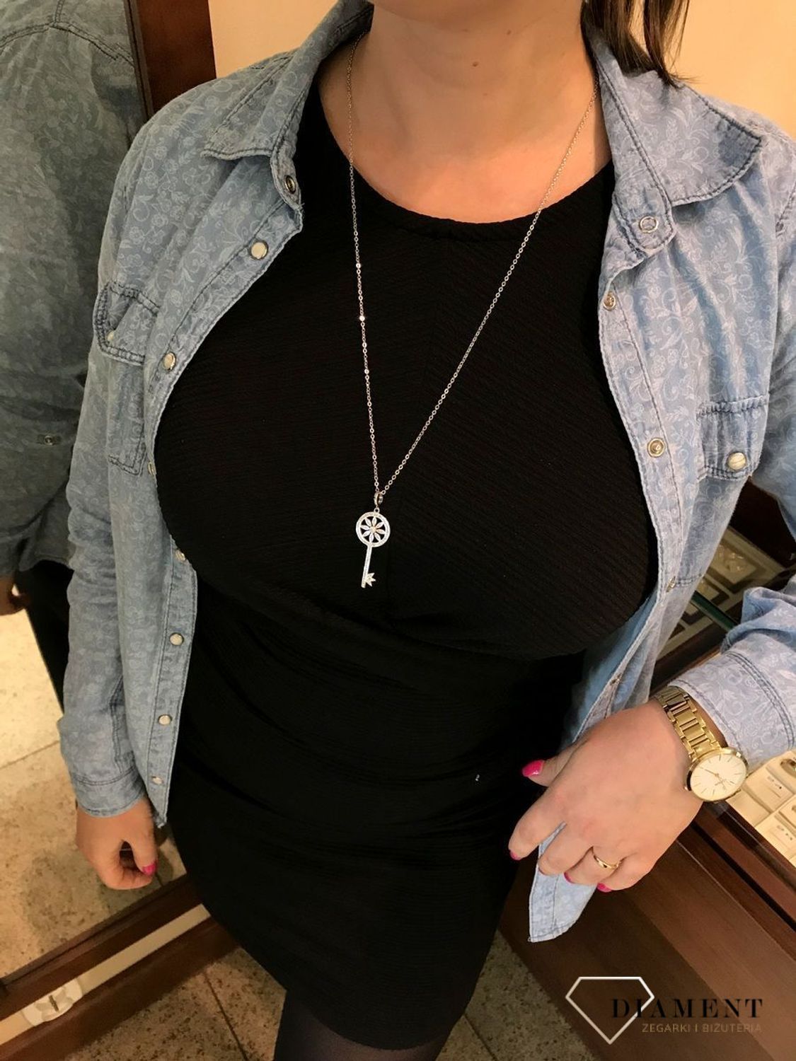 Naszyjnik srebrny z elementem ozdobnym w kształcie kluczyka z motywem kwiatka. Naszyjnik z delikatnym łańcuszkiem o ażurowym wyglądzie. Zapraszamy!.jpg